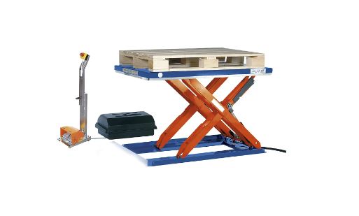 Edmolift – Low profile lift table LxW 1350 x 800 mm, lifting range up to 900 mm, closed platform