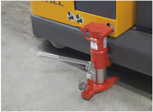 Hydraulic jack for horizontal and vertical use with removable lever